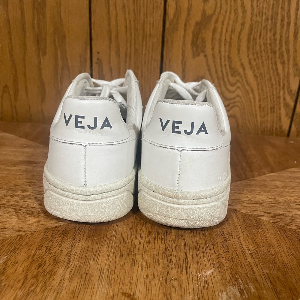 Veja V-12 Leather In White Shoes - Picture 3 of 13